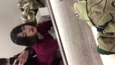 和男友突然思想商场试衣间做爱找刺激