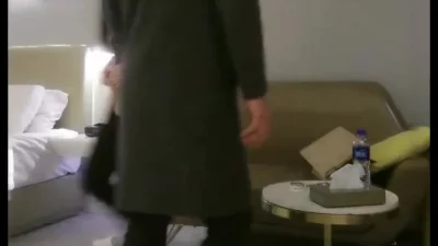 29岁极品人妻酒店偷情口交喷水趁她不注意内射她